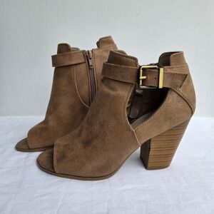 Fergalicious Retro Peep Toe Sandal Size-8.5